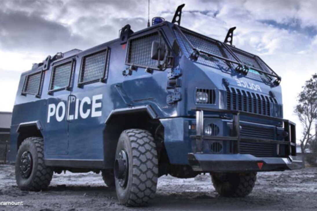 Pesando 13 toneladas e à prova de tiros de fuzil 7.62, o blindado 'Caveirão' do BOPE pode transportar 11 policiais e passar por barricadas em chamas