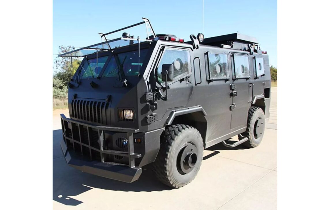 Pesando 13 toneladas e à prova de tiros de fuzil 7.62, o blindado 'Caveirão' do BOPE pode transportar 11 policiais e passar por barricadas em chamas