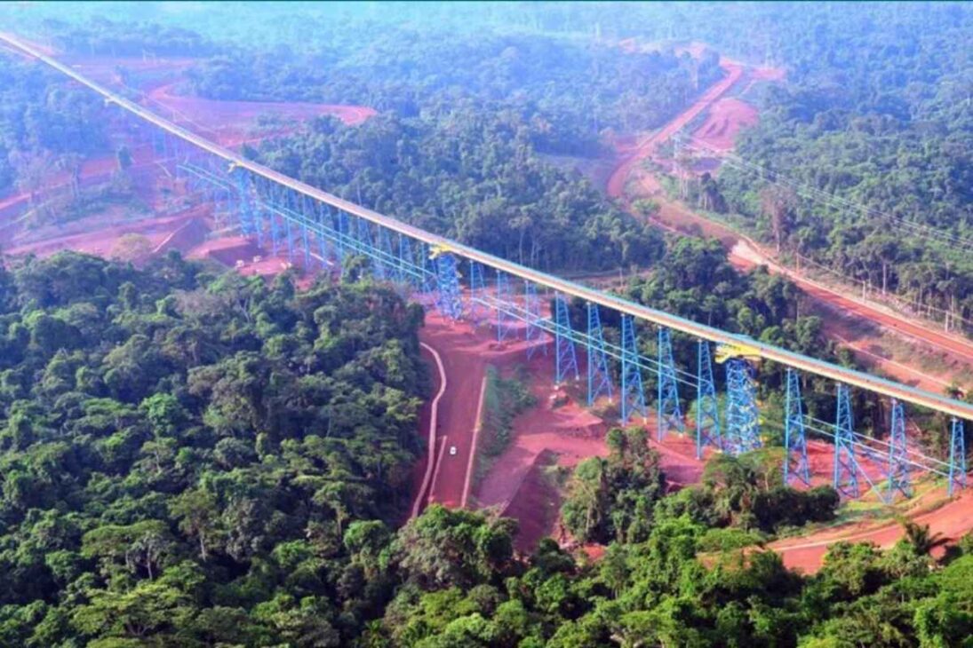 Essa correia transportadora brasileira com seus 11 km de comprimento, liga o porto à refinaria e move milhões de toneladas de bauxita