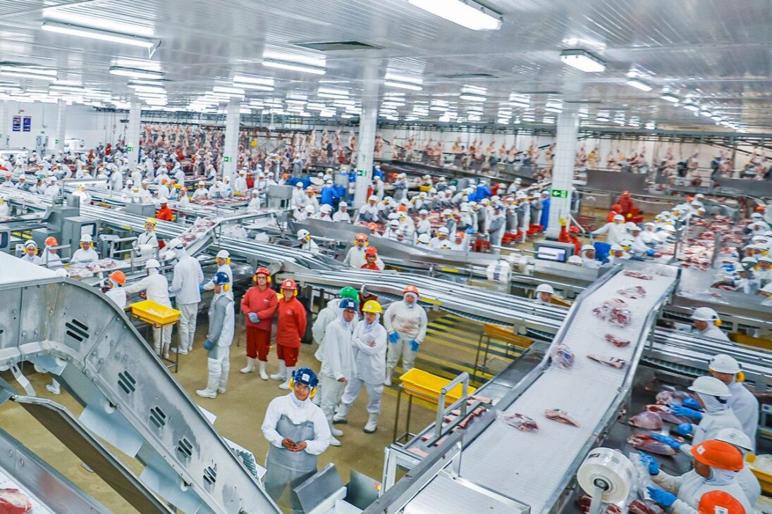 Esse frigorífico de bovinos vai abater 4.400 cabeças por dia, recebeu investimento de R$ 150 milhões e já recebeu o aval do presidente