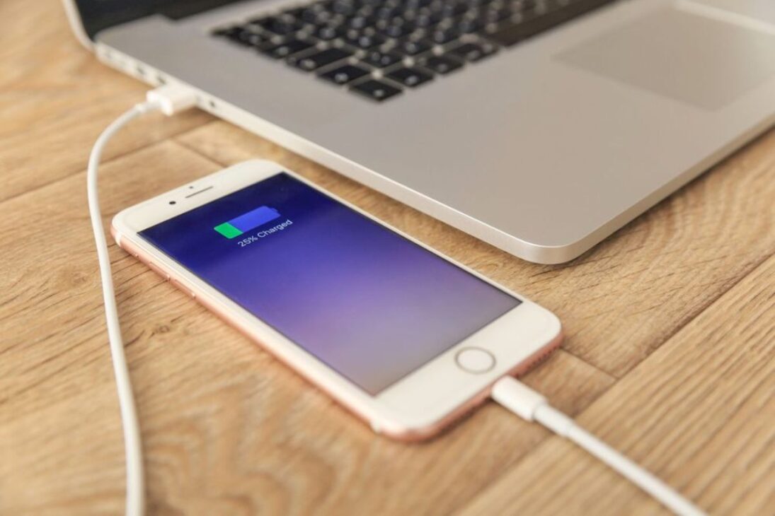 Está no escuro e sem bateria? Veja o que fazer para carregar o celular com segurança no apagão