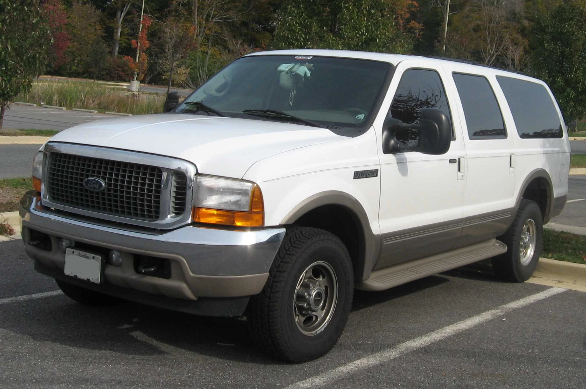 Com motor V10 e quase 6 metros de comprimento, o maior SUV do mundo pertencia a Ford e virou lenda — mas saiu de linha em apenas 6 anos
