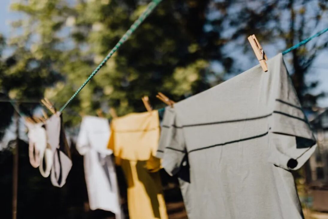 Frio e umidade: especialistas ensinam truques simples para secar roupas dentro de casa
