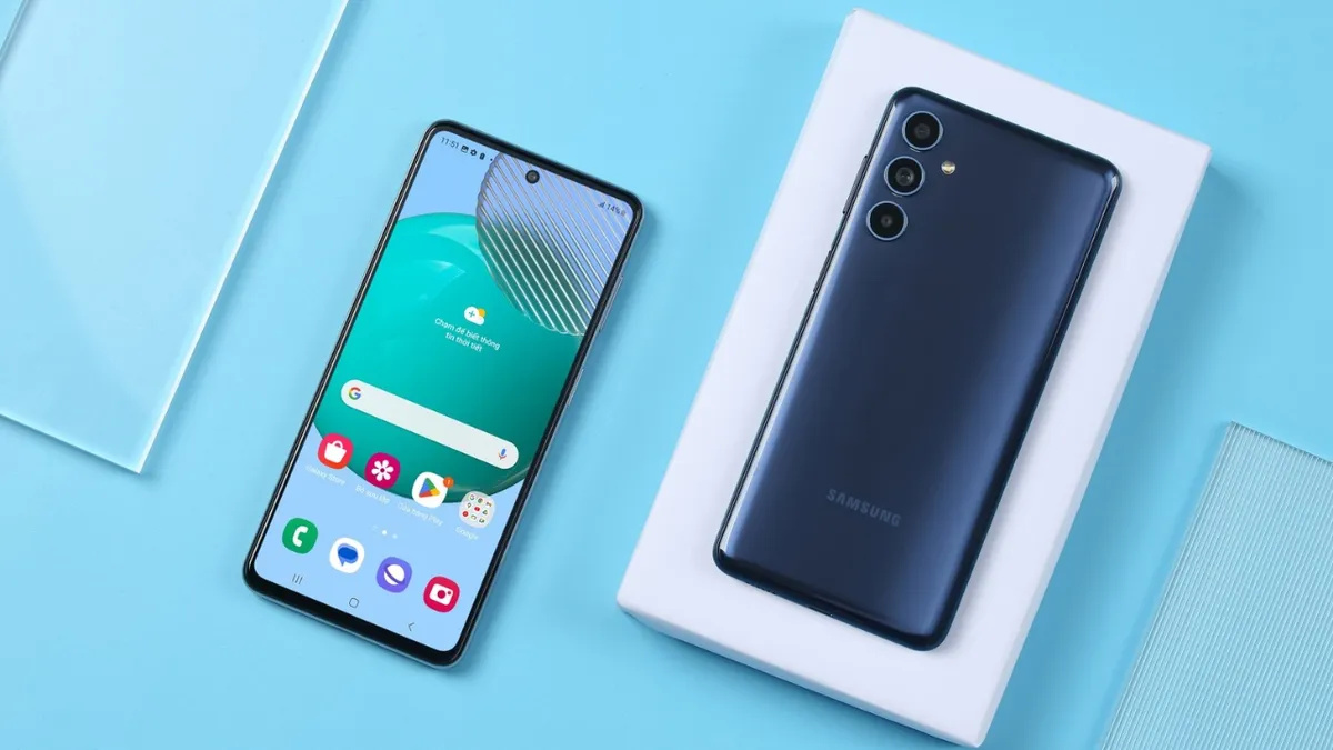 Galaxy M55 surpreende com chip Snapdragon 7 Gen 1, tela Super AMOLED de 120 Hz e carregamento turbo de 45 W na faixa de R$ 2.000