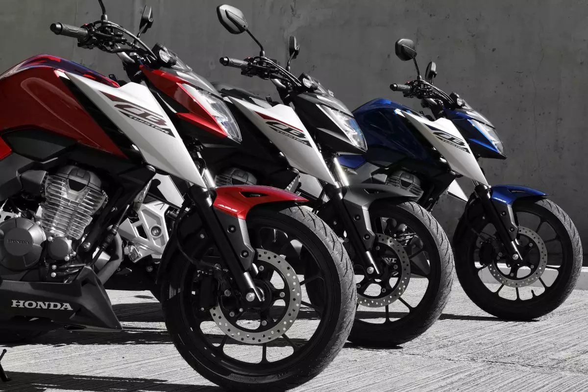 Com motor de 300 cilindradas, custando menos de R$ 26 mil reais, a nova Honda CB 300F Twister 2026 chega ao Brasil fazendo até 39 km/L para concorrer com Bajaj, Yamaha e Kawasaki