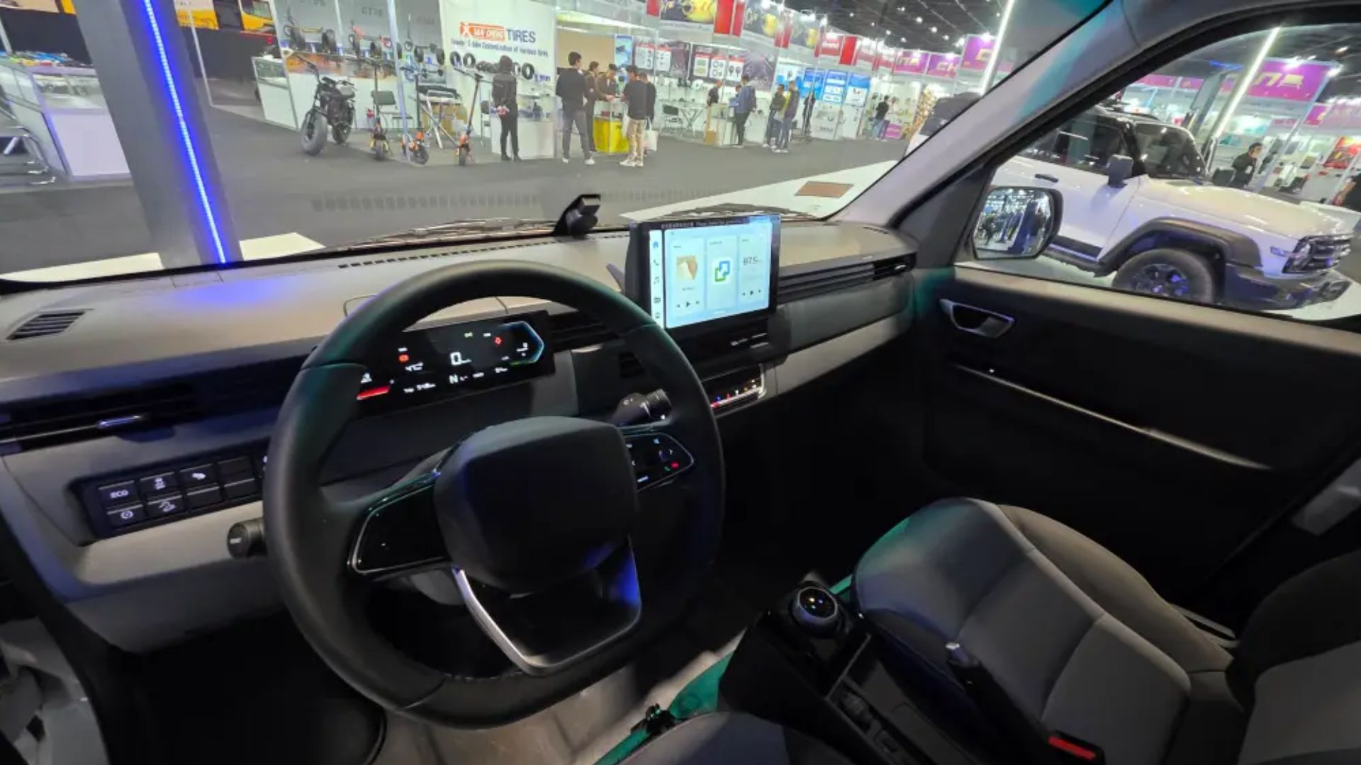 Farizon estreia no Brasil com vans e caminhão elétricos, destacando autonomia, carga útil e recarga rápida. Lançamento é em setembro.