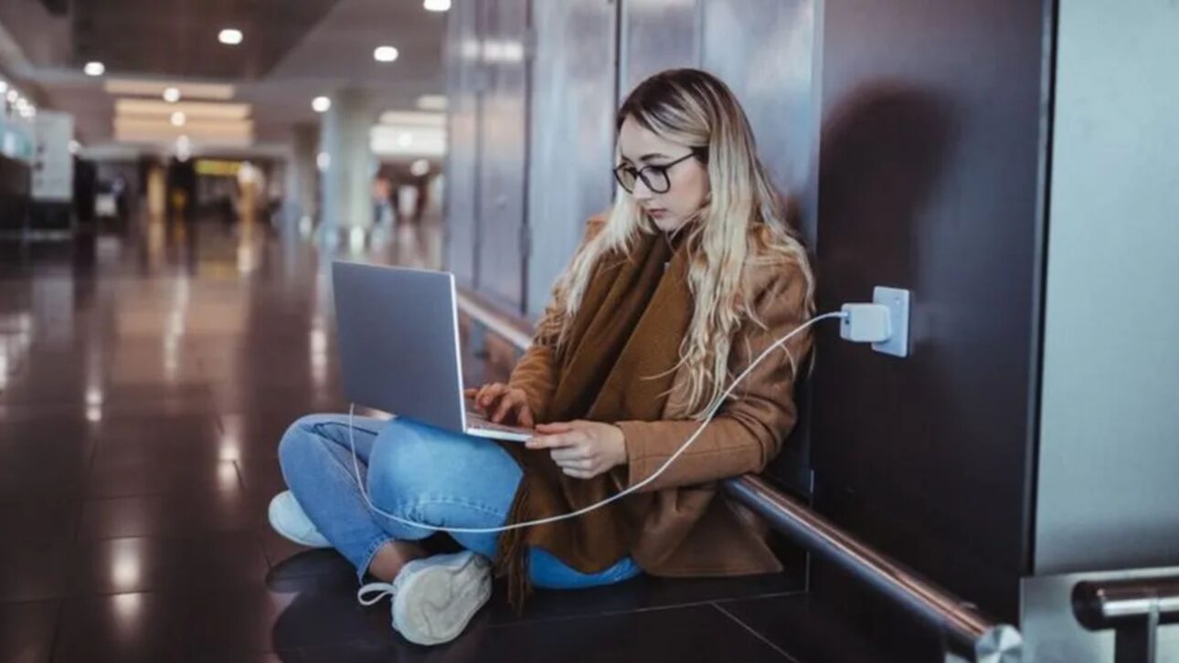 Descubra se deixar o notebook na tomada vicia a bateria e entenda o que a tecnologia atual realmente permite. Veja os mitos e verdades.