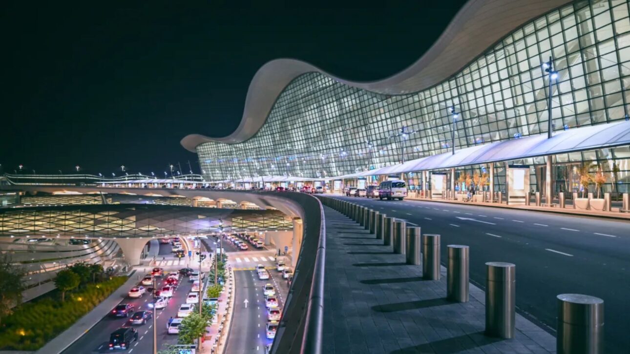 Descubra como o Terminal A de Abu Dhabi revoluciona a aviação com biometria e sustentabilidade, tornando-se o novo gigante aeroportuário.