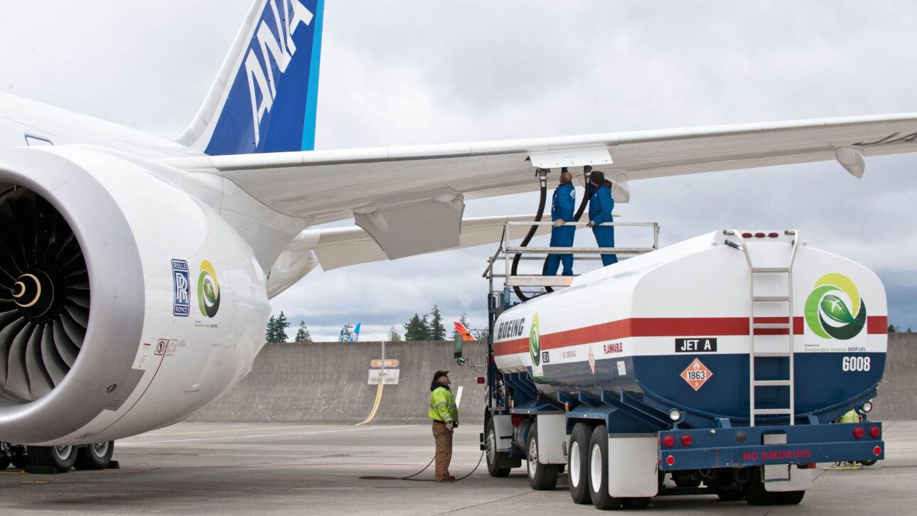 Avião da companhia japonesa ANA durante abastecimento (Divulgação)