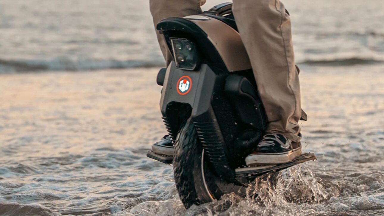 Monociclo elétrico InMotion V12S atinge 70 km/h, roda 120 km, tem suspensão de moto e preço de celular top. Tecnologia e mobilidade juntos.