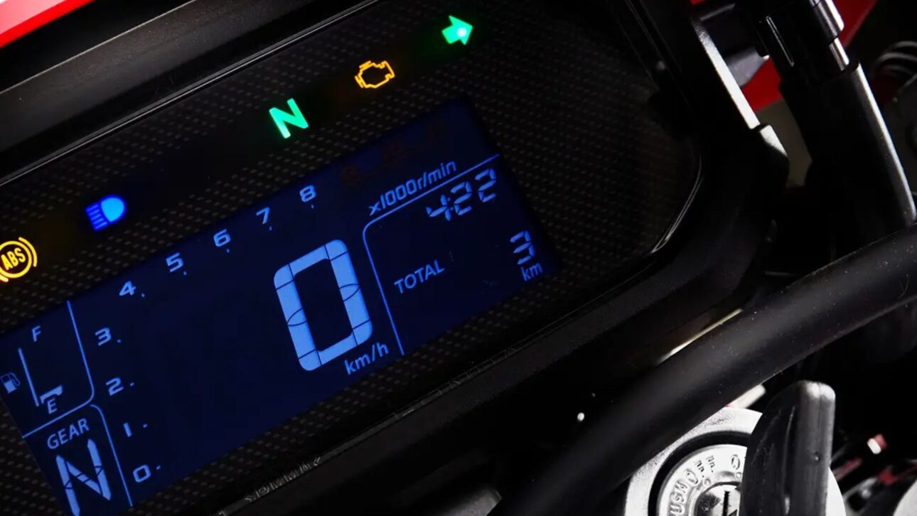 Nova Honda XR 300L reúne motor 293 cc, painel digital e tecnologia para trilha e asfalto. Versatilidade, segurança e design inovador. (Imagem: divulgação)