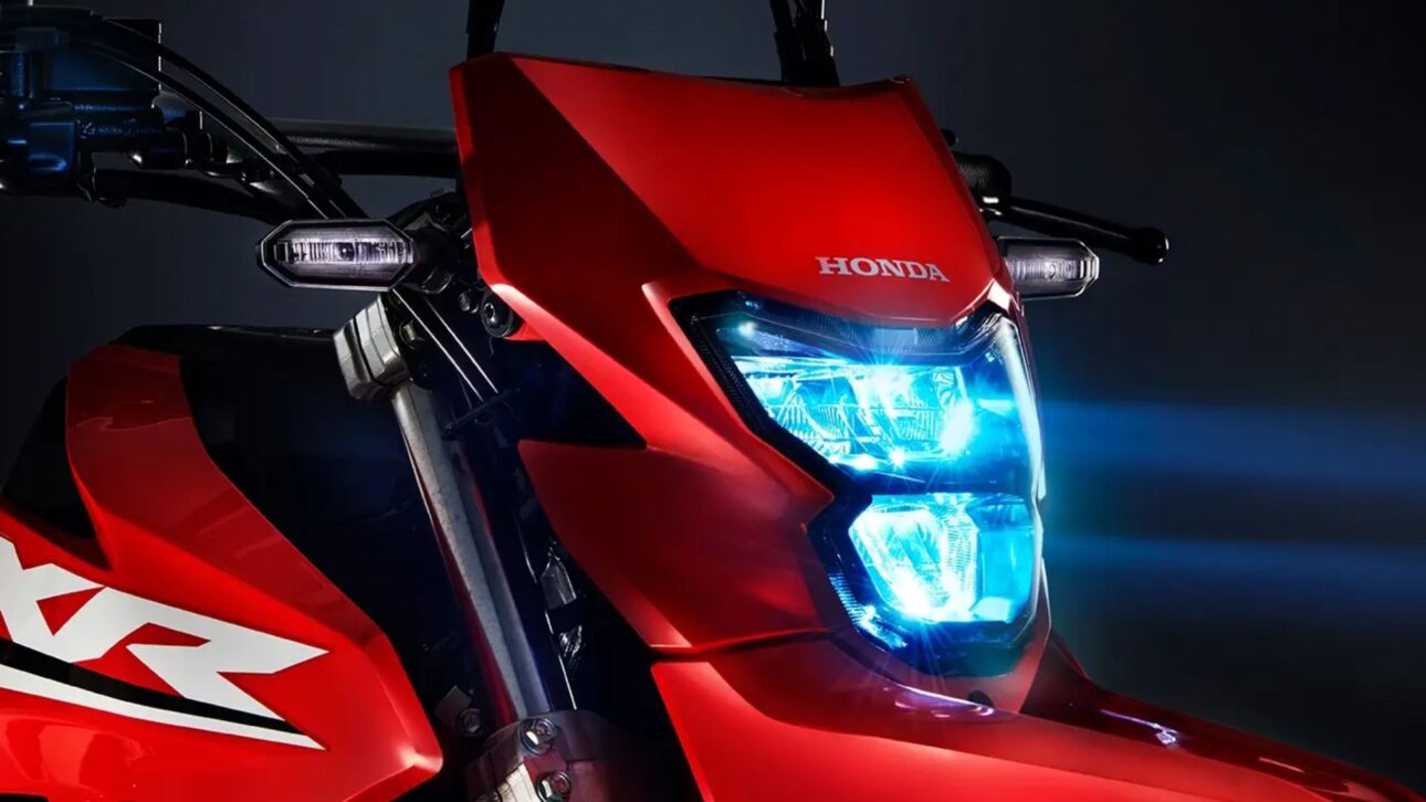Nova Honda XR 300L reúne motor 293 cc, painel digital e tecnologia para trilha e asfalto. Versatilidade, segurança e design inovador. (Imagem: divulgação)