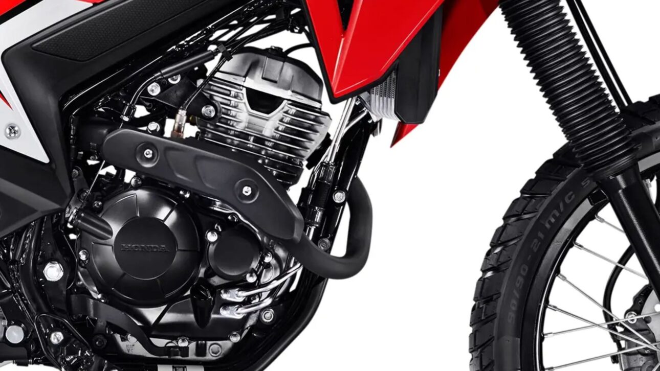 Nova Honda XR 300L reúne motor 293 cc, painel digital e tecnologia para trilha e asfalto. Versatilidade, segurança e design inovador. (Imagem: divulgação)
