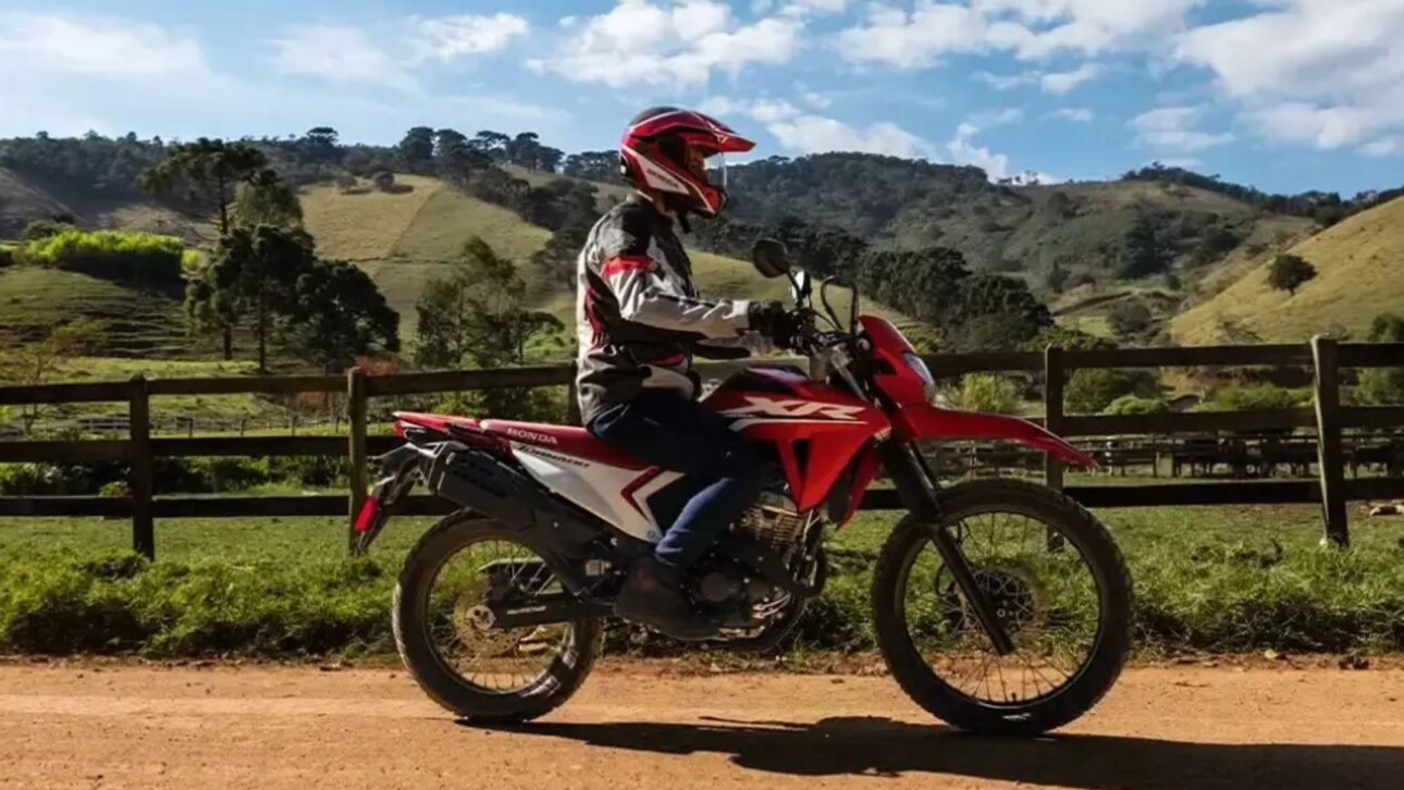 Nova Honda XR 300L reúne motor 293 cc, painel digital e tecnologia para trilha e asfalto. Versatilidade, segurança e design inovador. (Imagem: divulgação)