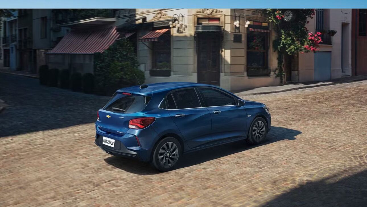 Chevrolet Onix 2026 estreia com facelift, motor turbo atualizado, mais tecnologia, novo acabamento e mantém preço competitivo no mercado brasileiro.