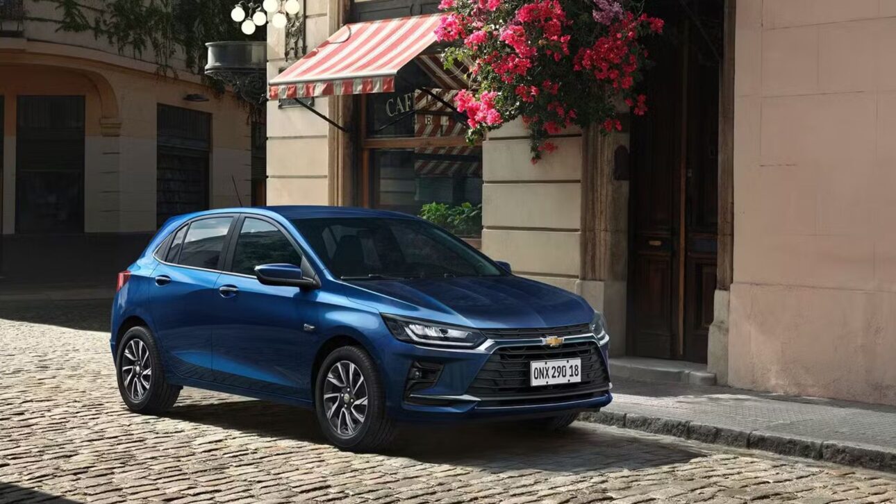 Chevrolet Onix 2026 estreia com facelift, motor turbo atualizado, mais tecnologia, novo acabamento e mantém preço competitivo no mercado brasileiro.