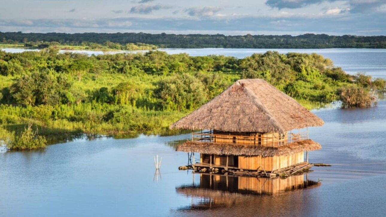 Descubra Iquitos, a maior cidade do mundo sem conexão terrestre, localizada na Amazônia peruana, acessível apenas por avião ou barco.