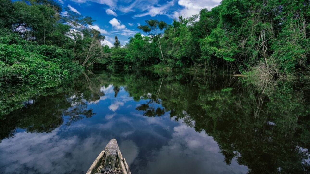 Descubra Iquitos, a maior cidade do mundo sem conexão terrestre, localizada na Amazônia peruana, acessível apenas por avião ou barco.