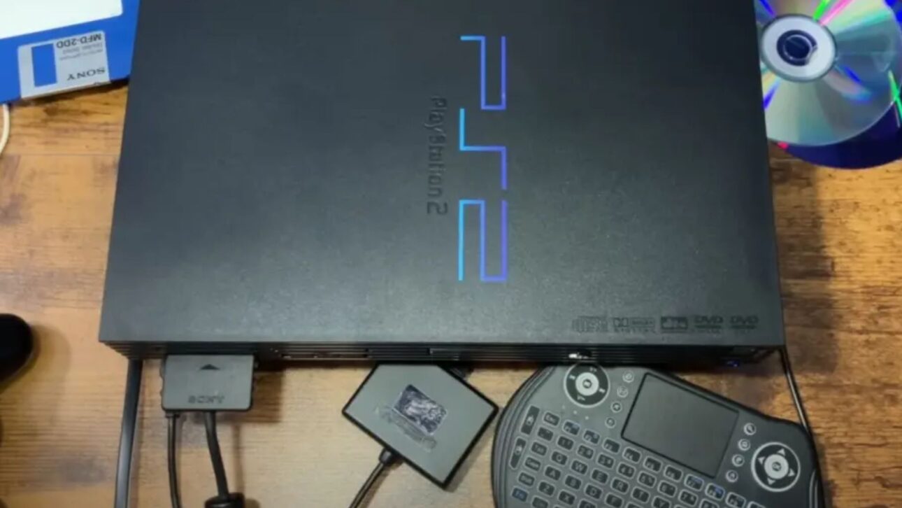 PlayStation 2 é transformado em PC com Windows 95 e tenta rodar Doom, em experimento curioso que desafia limites do console. 