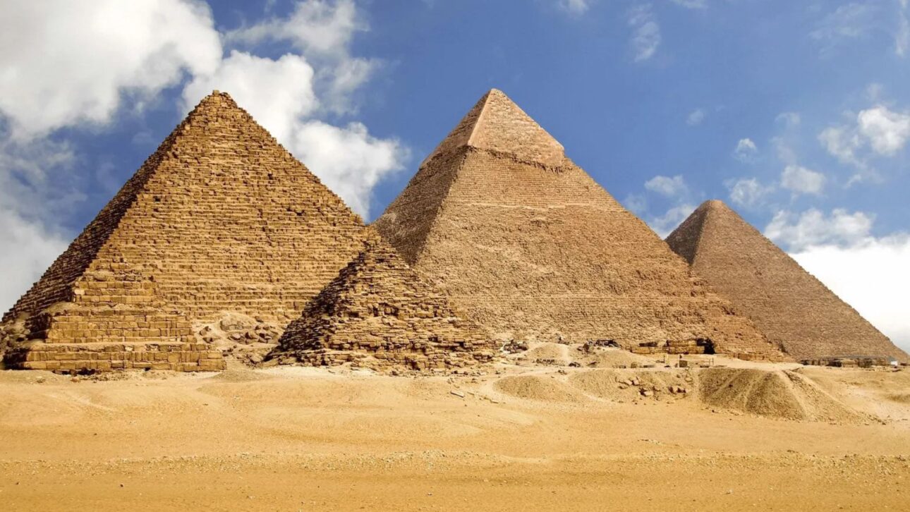 Descubra quem realmente construiu as pirâmides do Egito, desvendando mitos e revelando segredos de uma das maiores obras da humanidade.