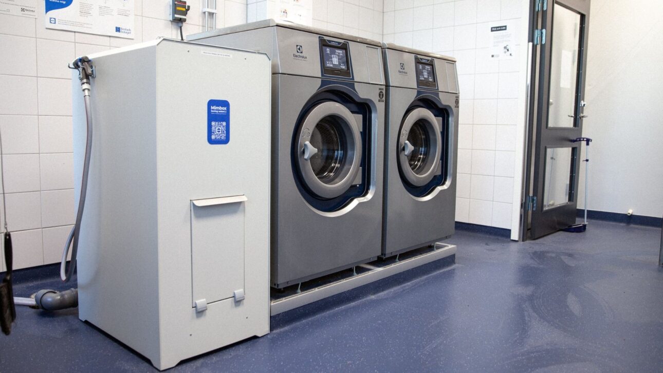 Caixa sueca Mimbox promete reduzir em 70% o gasto de água e filtrar microplásticos em máquinas de lavar. Solução chega ao Brasil em breve. (Imagem: divulgação)
