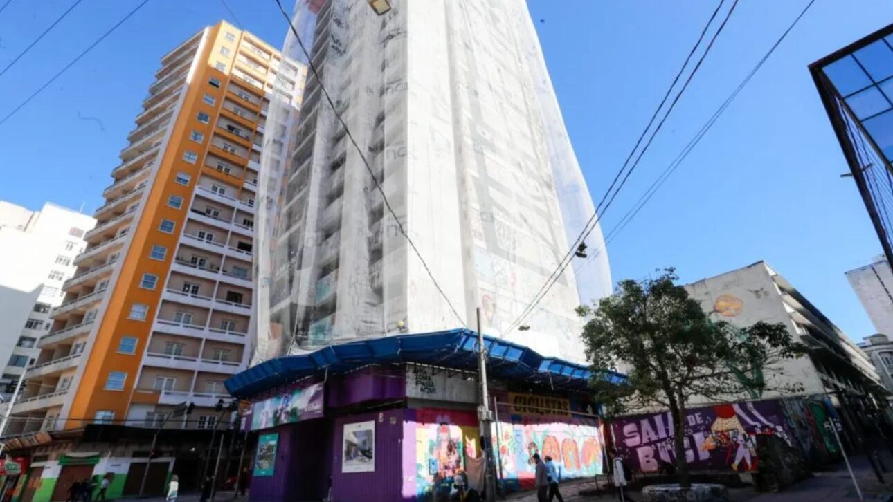 Prédio abandonado em Curitiba tem obras retomadas após 26 anos e será transformado em residencial inovador no centro da cidade. (Imagem: Foto: Átila Alberti / Tribuna do Paraná)