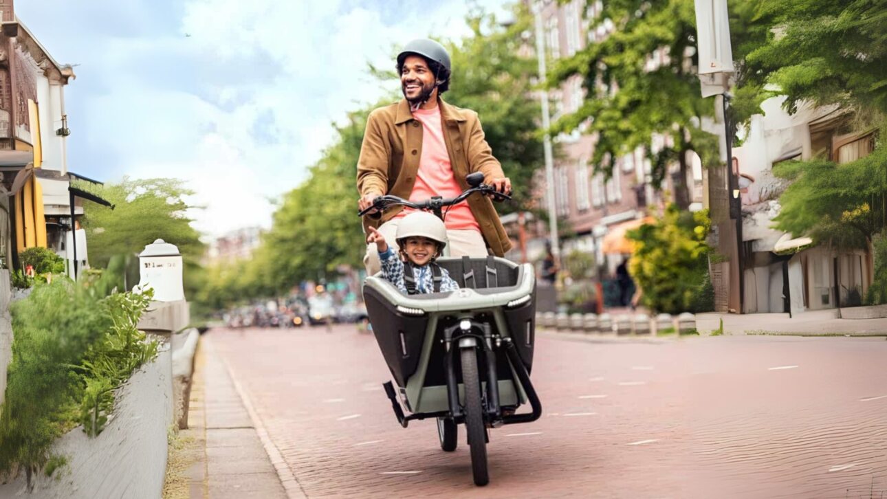 Bicicleta elétrica com motor Bosch transporta até 4 crianças, chega a 32 km/h e oferece autonomia de 50 km. Saiba como funciona o modelo FamilyNext Pro.