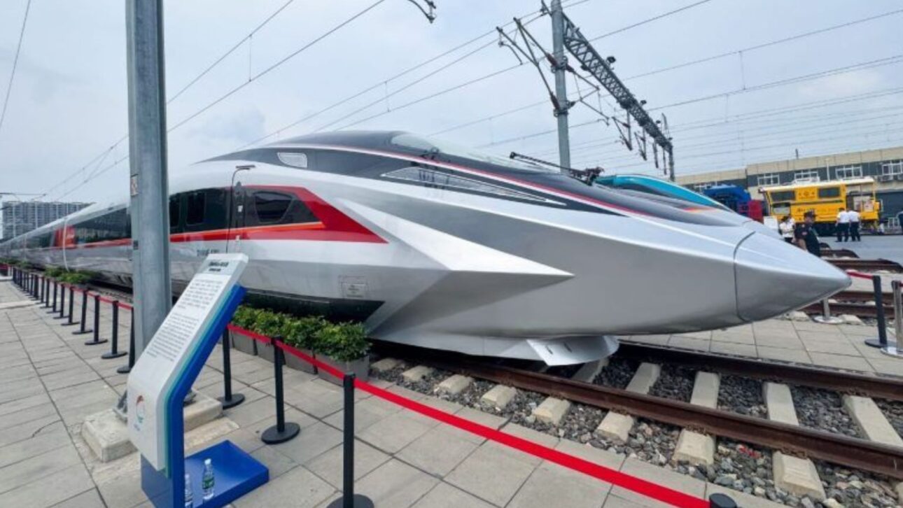 Trens chineses atingem 400 km/h com tecnologia inovadora, prometendo revolucionar o transporte ferroviário e a mobilidade urbana mundial.