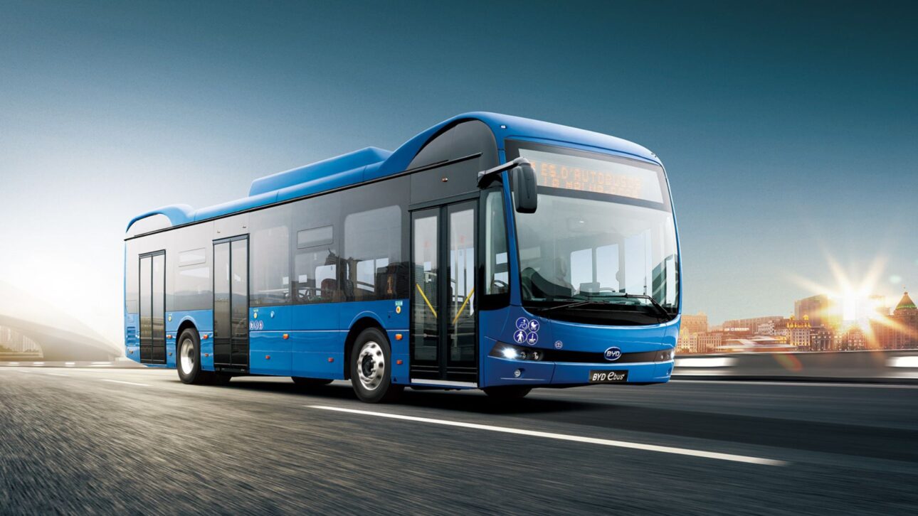 Novo ônibus elétrico BYD B13.b percorre até 700 km com uma carga, bateria blade integrada ao chassis e alta segurança para transporte coletivo.