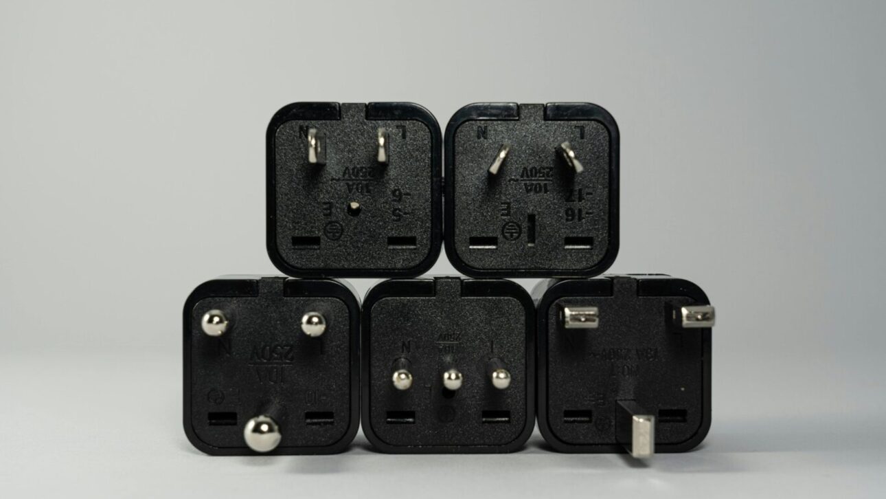 Descubra para que servem os furos nos pinos dos plugues e como eles garantem segurança, economia e praticidade no uso de plugues elétricos.