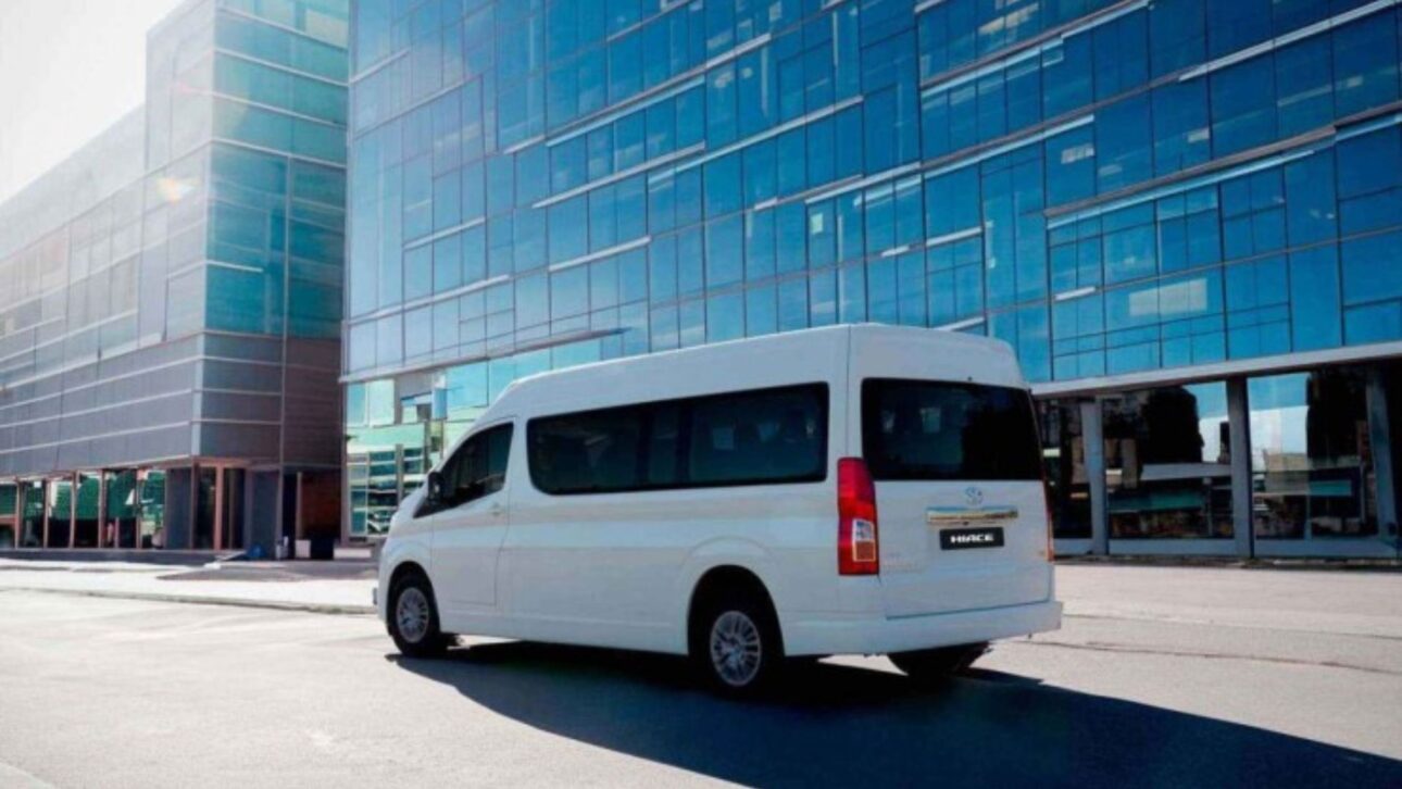 Toyota Hiace chega ao Brasil em 2025 com motor da Hilux e até 14 lugares, ampliando opções no mercado de vans e transporte de passageiros.