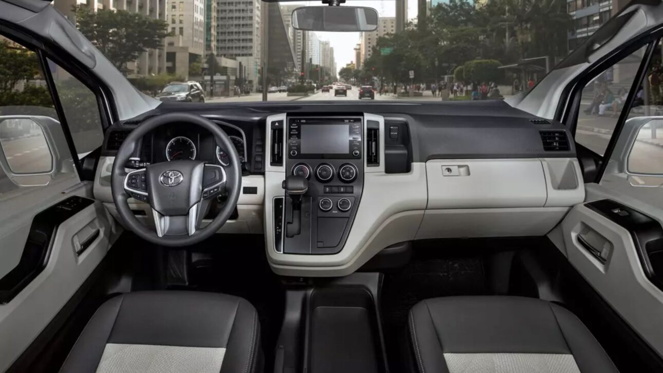 Toyota Hiace chega ao Brasil em 2025 com motor da Hilux e até 14 lugares, ampliando opções no mercado de vans e transporte de passageiros.