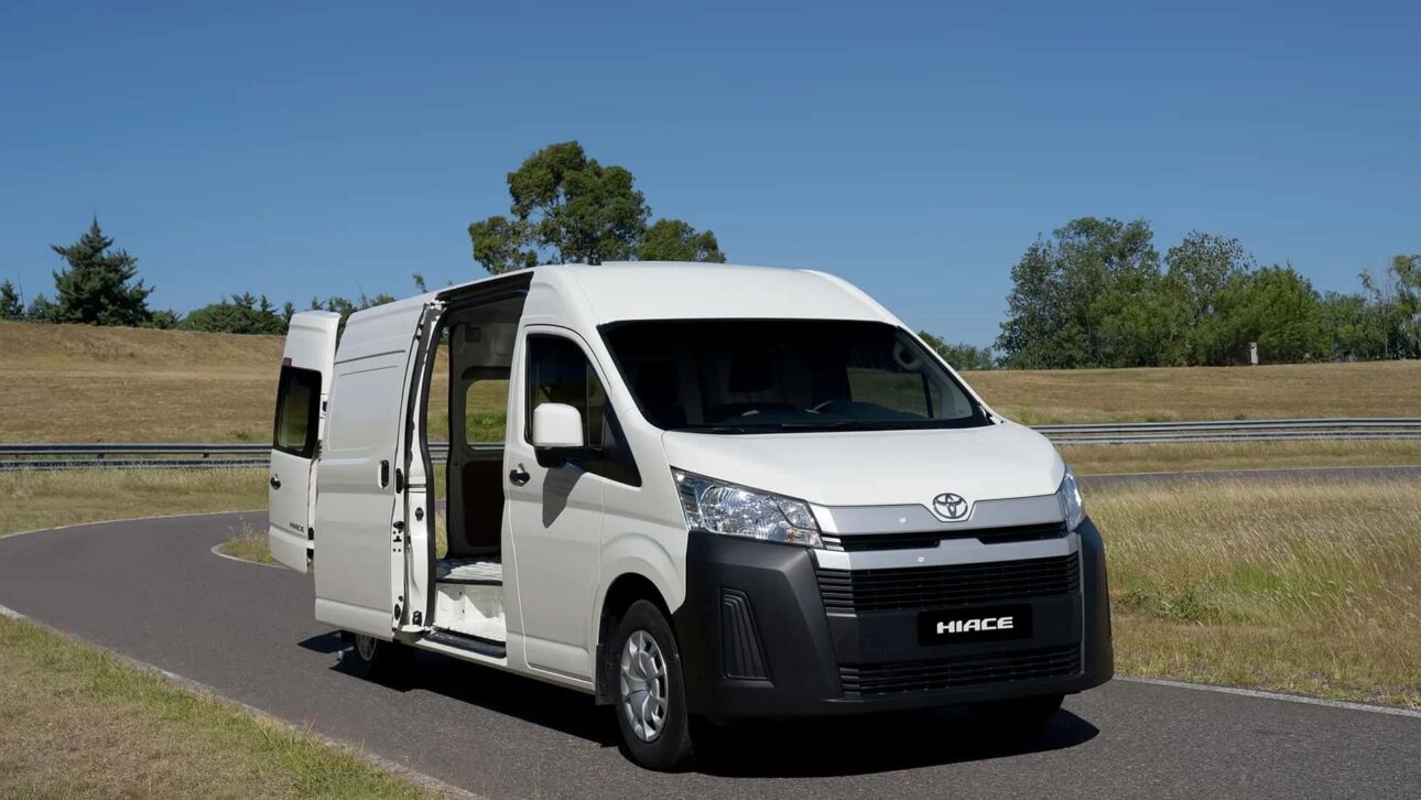 Toyota Hiace chega ao Brasil em 2025 com motor da Hilux e até 14 lugares, ampliando opções no mercado de vans e transporte de passageiros.