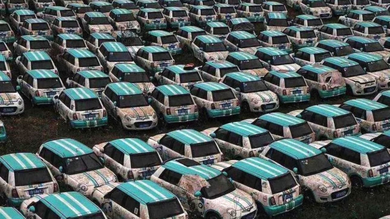 Pátio com veículos abandonados do Pand-Auto - Concessionárias chinesas acumulam carros, lojas fecham e setor automotivo enfrenta crise inédita devido à guerra de preços na China. Entenda o cenário.