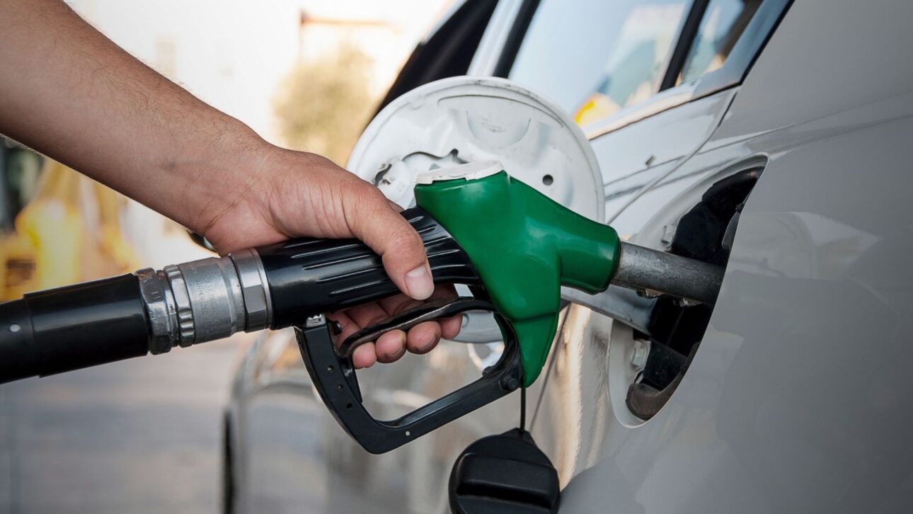 Gasolina E30 chega ao Brasil com mais etanol e octanagem elevada. Entenda as mudanças e como o novo combustível pode impactar seu carro.