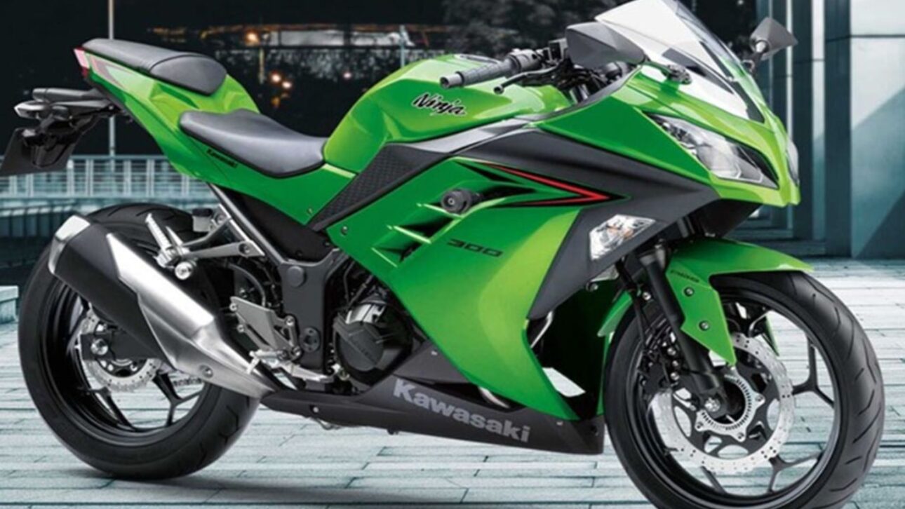 A Kawasaki Ninja 300, uma das melhores motos de maior cilindrada, oferece design esportivo, aceleração forte e presença nas pistas, conquistando fãs de motos usadas em todo o Brasil. (Imagem: divulgação)