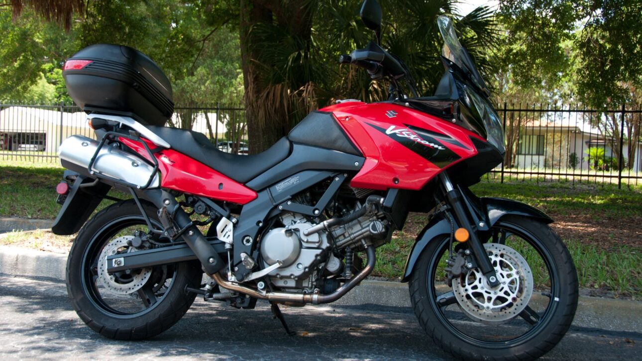 A Suzuki V-Strom 650 domina o segmento de motos para viajar, garantindo autonomia, força e conforto em longos trajetos, sendo uma das motos usadas favoritas para aventureiros. (Imagem: divulgação)