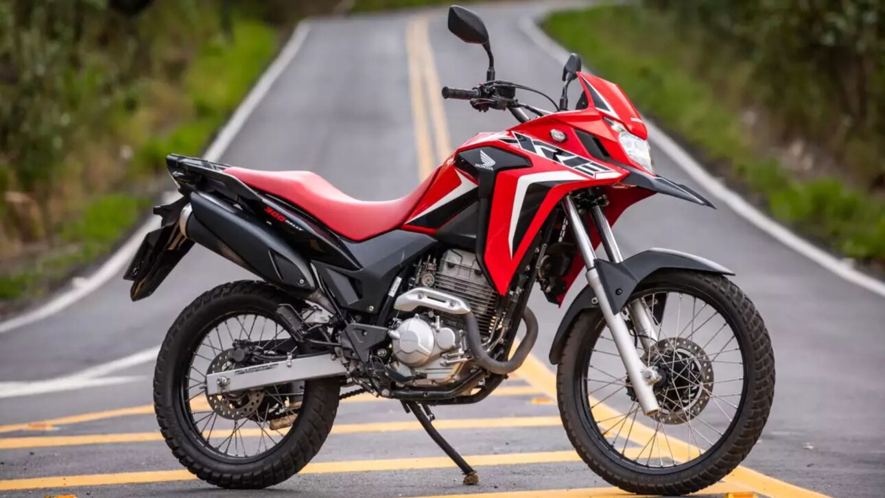 A Honda XRE 300 é valorizada entre as motos usadas pelo equilíbrio entre versatilidade, estabilidade e mobilidade em qualquer terreno, sendo destaque em custo-benefício. (Imagem: divulgação)