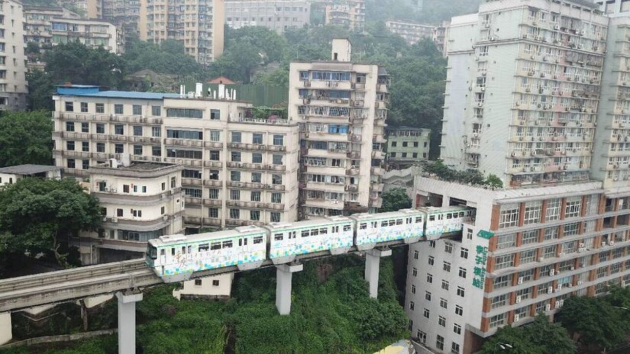 Monotrilho atravessa prédio de 19 andares em Chongqing e se torna atração turística com engenharia única e plataforma exclusiva para visitantes.