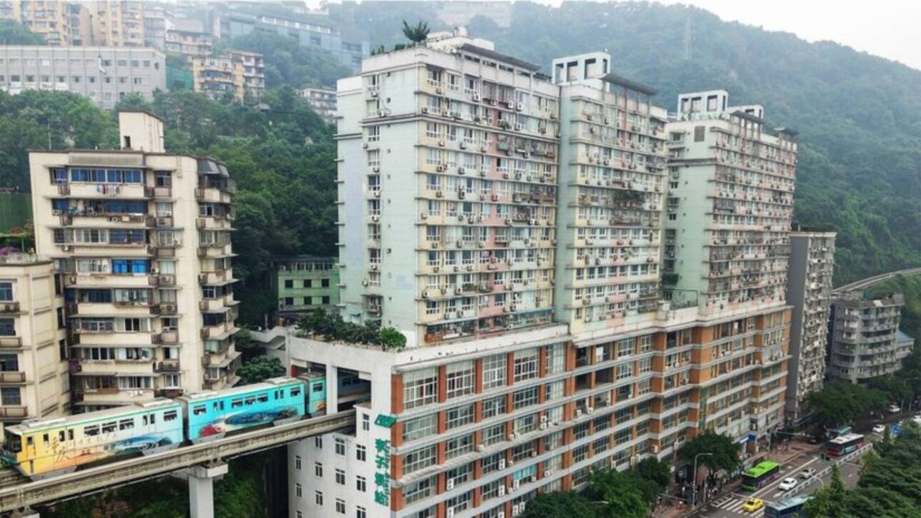 Monotrilho atravessa prédio de 19 andares em Chongqing e se torna atração turística com engenharia única e plataforma exclusiva para visitantes.