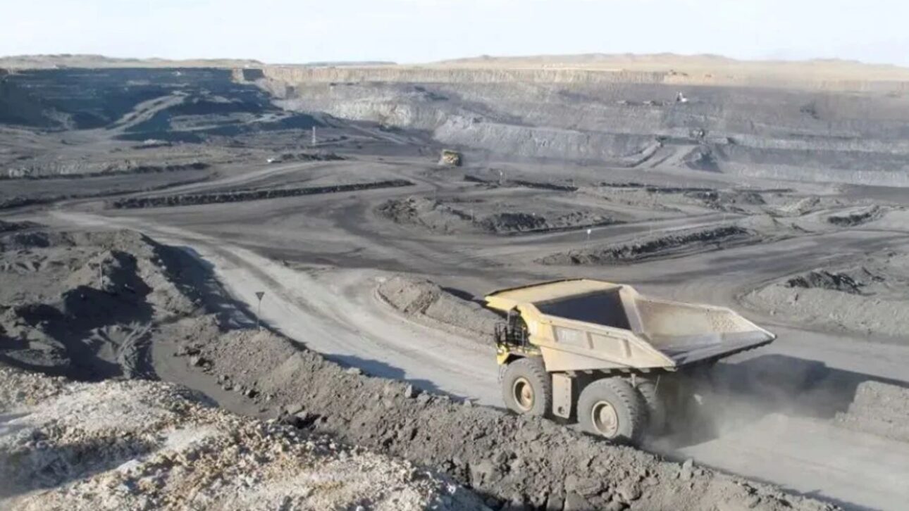 China encontra urânio em profundidade recorde no deserto de Xinjiang, revolucionando mineração e energia nuclear com tecnologia avançada. 
