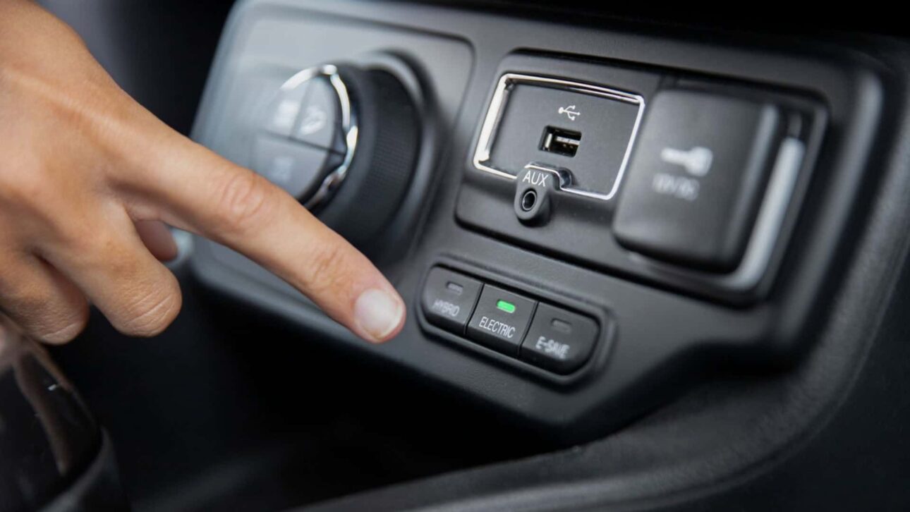 Descubra funções ocultas da porta USB do carro que vão além da recarga. Veja como transformar seu veículo com recursos técnicos úteis.