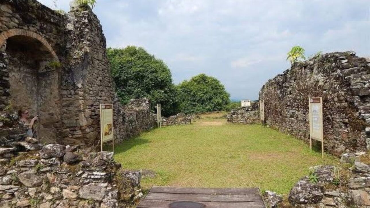 Descubra as Ruínas do Abarebebê em Peruíbe, um dos sítios arqueológicos mais antigos do Brasil, aberto para visitação em julho de 2025.