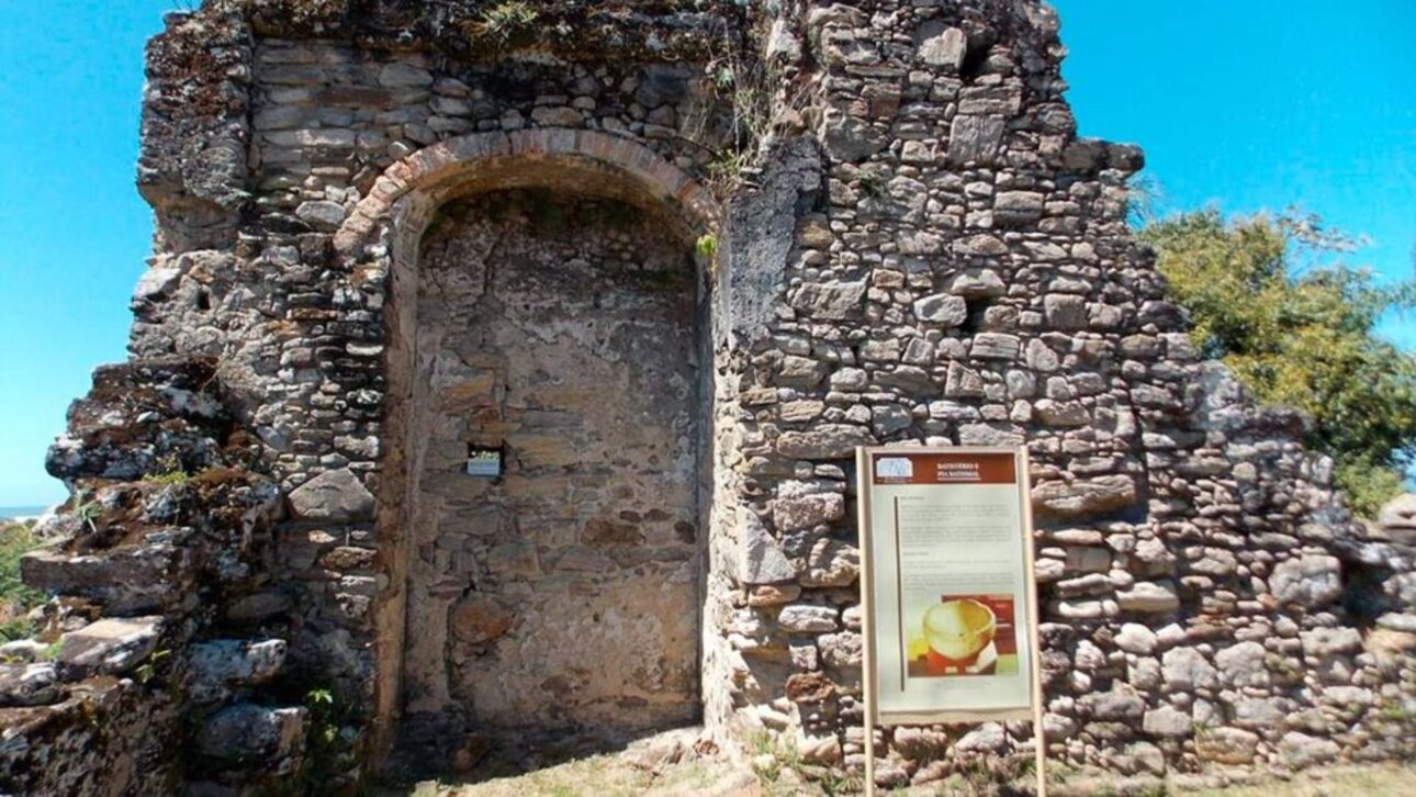 Descubra as Ruínas do Abarebebê em Peruíbe, um dos sítios arqueológicos mais antigos do Brasil, aberto para visitação em julho de 2025.