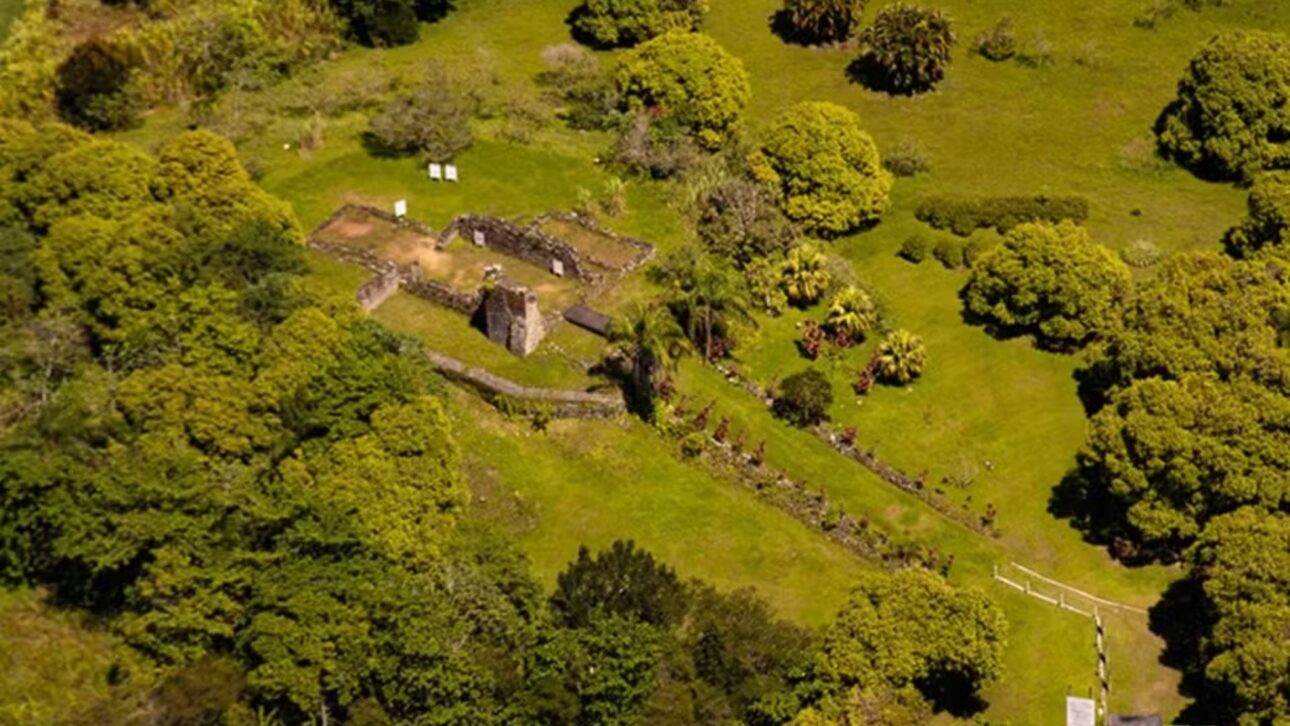 Descubra as Ruínas do Abarebebê em Peruíbe, um dos sítios arqueológicos mais antigos do Brasil, aberto para visitação em julho de 2025.