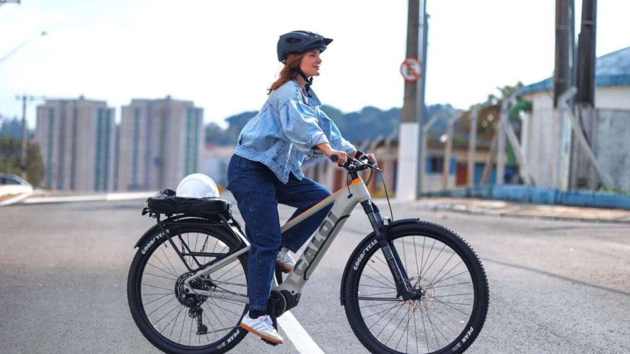 Caloi E-Vibe Explorer SUV chega ao Brasil com motor de 350W, suspensão RockShox e até 80km de autonomia. Descubra detalhes e inovações.