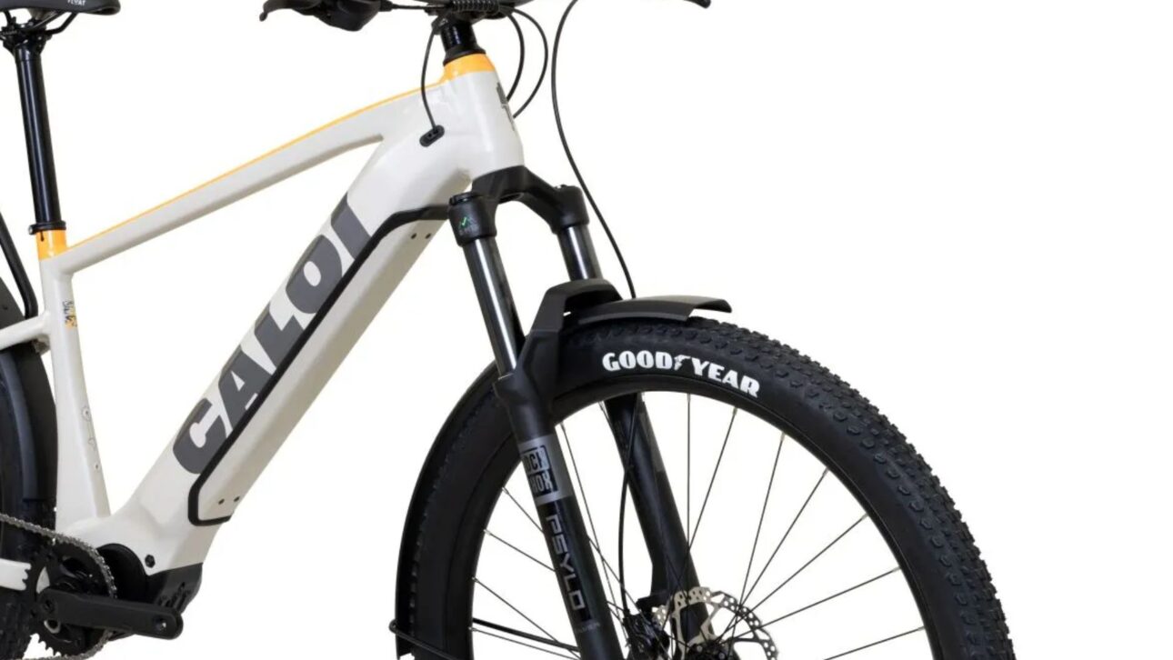 Caloi E-Vibe Explorer SUV chega ao Brasil com motor de 350W, suspensão RockShox e até 80km de autonomia. Descubra detalhes e inovações.