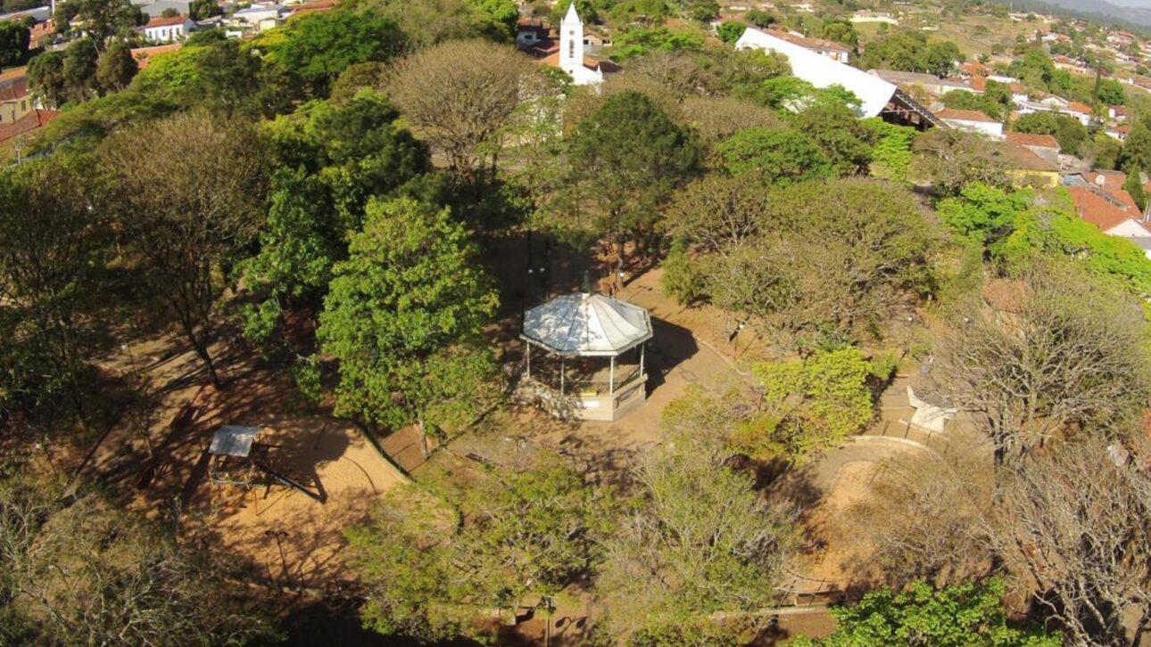 Descubra Analândia, a cidade congelada no tempo perto de SP, com trilhas, cachoeiras e grutas milenares. Refúgio de paz e natureza.