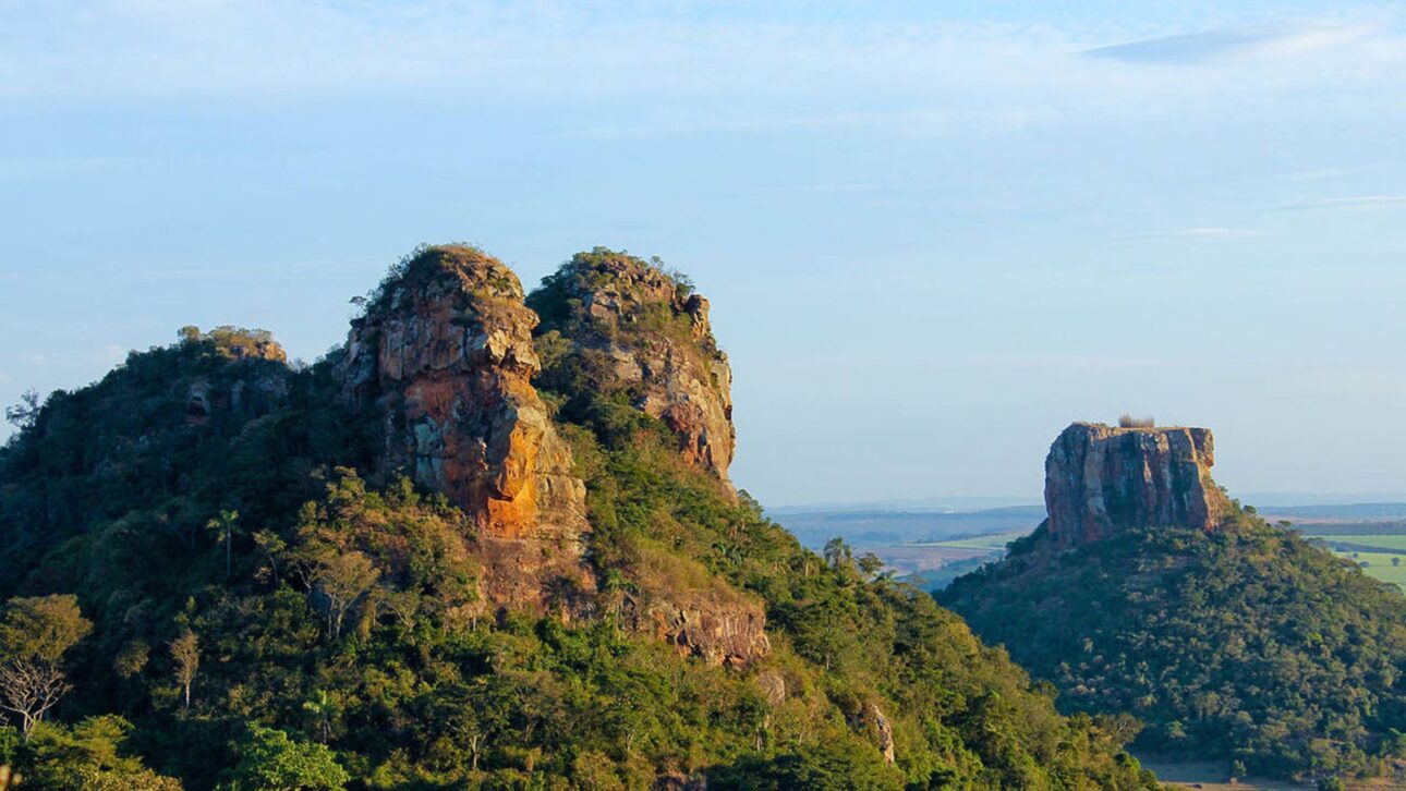 Descubra Analândia, a cidade congelada no tempo perto de SP, com trilhas, cachoeiras e grutas milenares. Refúgio de paz e natureza.