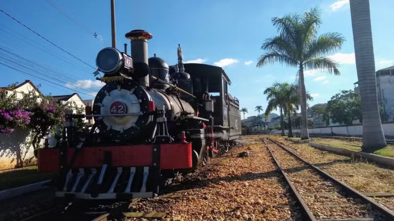 Viaje na Maria Fumaça entre São João del Rei e Tiradentes. Descubra horários, ingressos, museus e atrações especiais nas férias de julho.